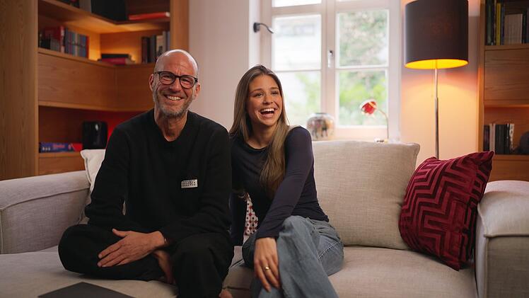 Wie Josefine Scholl im ProSieben-Format "Born Famous" verr&auml;t, sendete ihr Vater Mehmet Scholl fr&uuml;her versteckte Signale an seine T&ouml;chter.