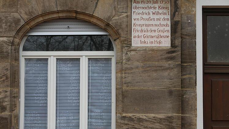 Eine Tafel erinnert an die Übernachtung Friedrichs des Großen Foto: Barbara Herbst