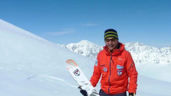 Charly Hetz hat sehr breite Allmountain-Ski, denn damit kommt man im unwegsamen Gelände am besten zurecht. Von Swanetien aus schaut Charly Hetz immer wieder auf den russischen Elbrus (5642 m) - ein stark vergletscherter Vulkan. Dort einmal zu Fahren wäre sein Traum, aber von Georgien aus sind die Grenzen zu Russland dicht. Foto: privat