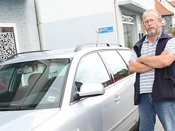 Gibt es einen Zusammenhang zwischen den Kratzern an seinem Auto und seiner Eigenschaft als Vorsitzender der Modellfluggruppe Phoenix? Jürgen Christ vermutet das.