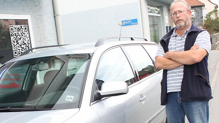 Gibt es einen Zusammenhang zwischen den Kratzern an seinem Auto und seiner Eigenschaft als Vorsitzender der Modellfluggruppe Phoenix? Jürgen Christ vermutet das.