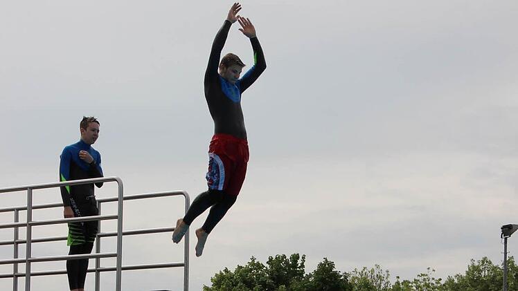 Yannick Felbinger und Patrick Krasser haben bei der Freibaderöffnung für ihre Sprünge vom Turm einen Neoprenanzug angezogen.  Foto: Katharina Müller-Sanke