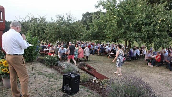 Viele Menschen waren zu dem Brunnenfest in Bühl gekommen und hörten den Vortrag des Kreisheimatpflegers Günter Lipp (links).