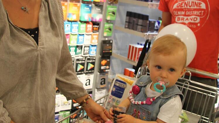 Anke, Stephan und Smilla (1) Seiffert haben richtig zugeschlagen und mehr als einen Wagen vollgepackt.