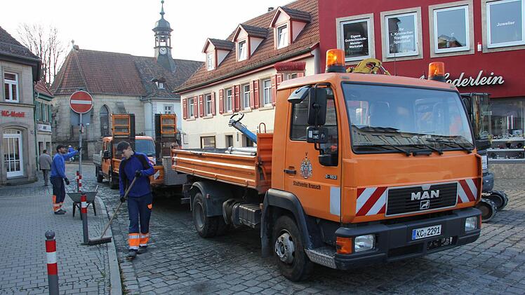 Die Ausbesserungsarbeiten in der Kronacher Spitalstraße wurden am Freitag beendet, Maschinen und Material verladen.  Foto: Friedwald Schedel