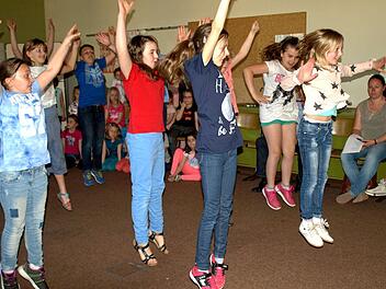 Die vierte Klasse führte einen Zumba-Tanz auf. Die Kinder haben sich dabei alles selbst beigebracht.  Fotos: Susanne Deuerling