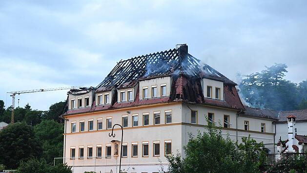 Bei Tageslicht wurde das Ausmaß des Schadens ganz deutlich: Vom Dachstuhl des Internatsgebäudes am Jakobsberg blieb nur ein verkohltes Gerippe übrig. Foto: Ronald Rinklef