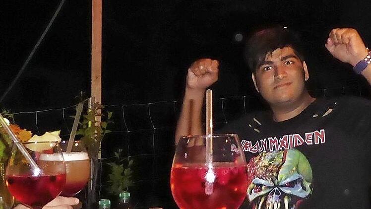 Vaibhaw Doshi aus Indien mischte Fatschenbrunn auf. Er wirkte in der Cocktailbar beim dortigen Benefizkonzert mit.  Foto: Horst Aumüller