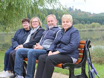 Eine Sitzbank mit Blick auf den Heimatort: Die Kinder des Neuseser Horst Witzgall (von links: Heidi Rebhan, Andrea Johannes, Werner Witzgall und Ute Funk) gedenken ihrem erst kürzlich verstorbenen Vater, der sich für seine Bank einen Blick auf Neuses ausgesucht hatte.Katja Nauer