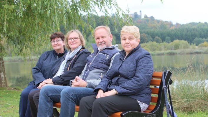 Eine Sitzbank mit Blick auf den Heimatort: Die Kinder des Neuseser Horst Witzgall (von links: Heidi Rebhan, Andrea Johannes, Werner Witzgall und Ute Funk) gedenken ihrem erst kürzlich verstorbenen Vater, der sich für seine Bank einen Blick auf Neuses ausgesucht hatte.Katja Nauer