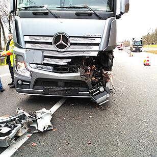 Baum stürzt bei heftigem Sturm auf Autobahn