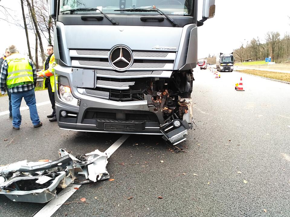 Baum stürzt bei heftigem Sturm auf Autobahn