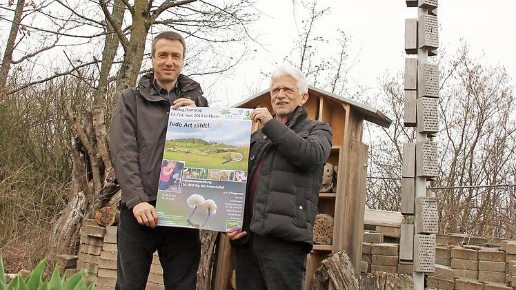 Biodiversität, das ist seit Jahren Programm in Ebern. Dafür sorgen unter anderem Klaus Mandery vom Biodiversitätszentrum, der hier mit dem Biologen Tom Müller (links) zu sehen ist. Die beiden hatten 2014 den "Tag der Artenvielfalt" in Ebern organisiert. Foto: Andreas Lösch