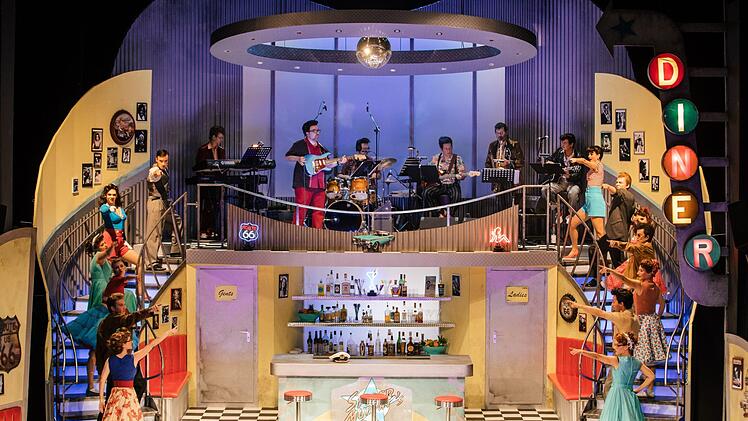 Begeisterten Applaus gab es bei der Wiederaufnahme des Rock'n'Roll-Musicals "A Spider Murphy Story" im Landestheater Coburg.Foto: Sebastian Buff