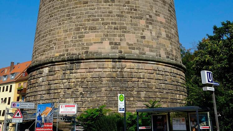 Seit acht Jahren ist der Laufer Torturm in Nürnberg gegen herabfallende Steine gesichert. Foto: Nikolas Pelke