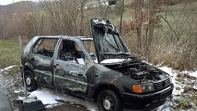 Der ausgebrannte Pkw an der Stra&szlig;e nach Weiher, den der Angeklagte in Brand steckte. Foto: FFW Viereth