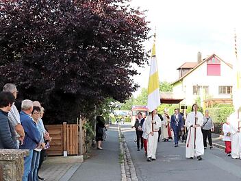 Die Gläubigen verfolgten vom Straßenrand aus das Geschehen. Foto: jb