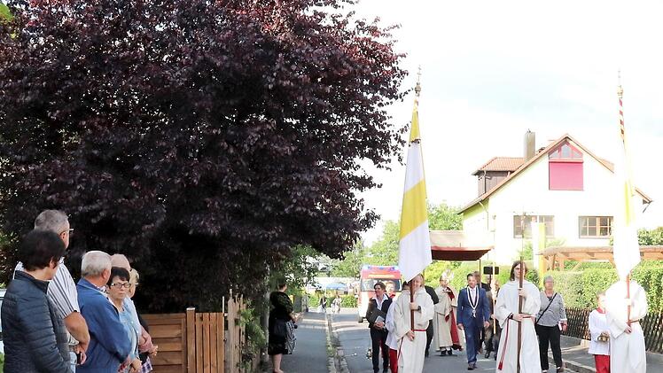 Die Gläubigen verfolgten vom Straßenrand aus das Geschehen. Foto: jb