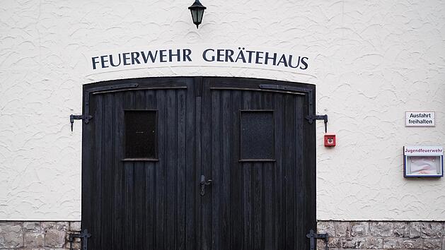 Momentan lagert die Feuerwehr ihre Geräte in der Garage des alten Rathauses. Die Grundsteine für ein neues Gerätehaus sollen in diesem Jahr gelegt werden.
