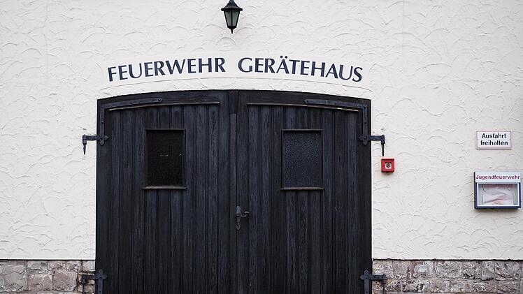 Momentan lagert die Feuerwehr ihre Geräte in der Garage des alten Rathauses. Die Grundsteine für ein neues Gerätehaus sollen in diesem Jahr gelegt werden.