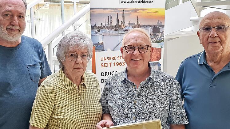 Unser Bild zeigt (von links) Dr. Harald Abersfelder, Hannelore Abersfelder, Gerhard Hähnlein und Klaus Abersfelder.