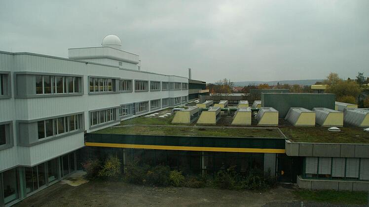 Vom neuen Naturwissenschaftsgebäude aus kann man gut sehen, wie die Generalsanierung des Schulzentrums fortschreitet. Die ersten beiden Bauteile des Zentrums (links) sind fertig, der West-Trakt folgt noch. Rechts im Vordergrund der eingeschossige Trakt Hauswirtschaft, der ebenfalls noch saniert wird, dahinter der marode alte Naturwissenschafts-Trakt, der ganz am Ende der Bauzeit abgebrochen wird.