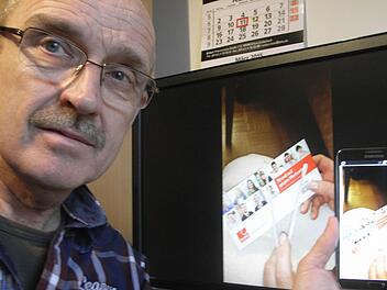 Harald Krug vor seinem PC-Monitor, der die Wattestäbchen zeigt, mit denen sich jedermann leicht typisieren lassen kann. Foto: Joachim Rübel