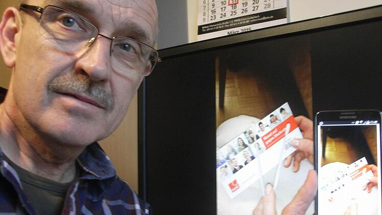 Harald Krug vor seinem PC-Monitor, der die Wattestäbchen zeigt, mit denen sich jedermann leicht typisieren lassen kann. Foto: Joachim Rübel