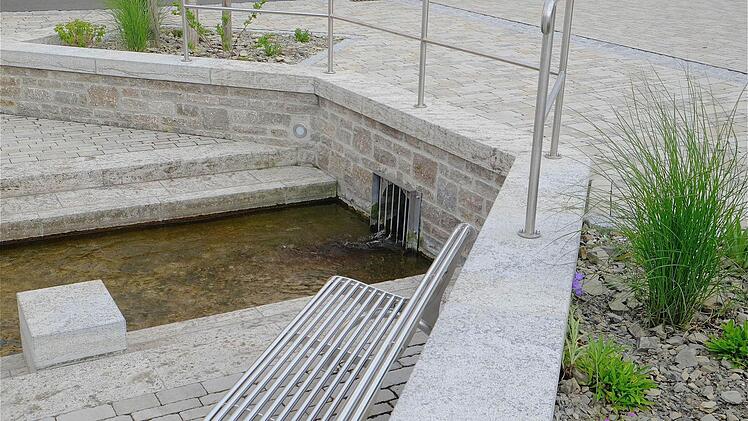 Kinder errichten manchmal Dämme im Sulzbach, der in der so genannten Brunnenstube im Dorfplatzbereich offen zugänglich ist. Bürgermeister August Weingart warnte, das kann zu teuren Sanierungsmaßnahmen führen. Foto: Gerd Schaar