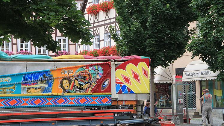 Am Marktplatz wird der Autoscooter aufgestellt. Foto: Heike Beudert