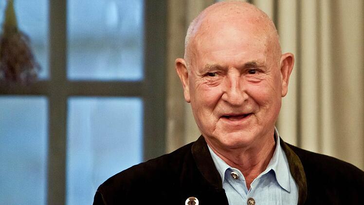 Jürgen M. Werobel begrüßte das "Ensemble Karsanat" bei seinem Gastpiel im ehemaligen Refkrotium des einstigen Klosters Mönchröden.Foto: Jochen Berger