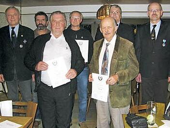 Ehrungen beim KSK Friesen. Im Bild (von links) BSB-Kreisvorsitzender Reinhard Schülein, Zeugwart Joachim Tesching, Anton Fischer, Dieter Schüler, Ludwig Fischer, Vorsitzender Bernd Stöcker und Zweiter Vorsitzender Armin Zwingmann Foto: Karl-Heinz Hofmann