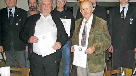 Ehrungen beim KSK Friesen. Im Bild (von links) BSB-Kreisvorsitzender Reinhard Schülein, Zeugwart Joachim Tesching, Anton Fischer, Dieter Schüler, Ludwig Fischer, Vorsitzender Bernd Stöcker und Zweiter Vorsitzender Armin Zwingmann Foto: Karl-Heinz Hofmann