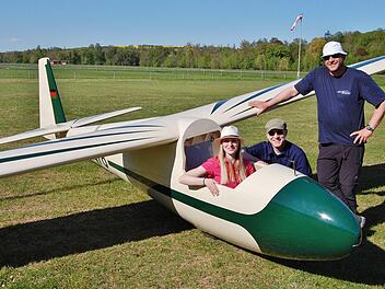 Eignerin Jaqueline Langer-Schaub sitzt schon mal zur Probe, mit dabei Ehemann Matthias Schaub und Vereinsvorsitzender Matthias Albert (rechts). Foto: Sigismund von Dobschütz