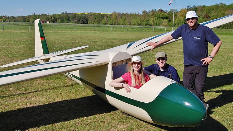 Eignerin Jaqueline Langer-Schaub sitzt schon mal zur Probe, mit dabei Ehemann Matthias Schaub und Vereinsvorsitzender Matthias Albert (rechts). Foto: Sigismund von Dobschütz