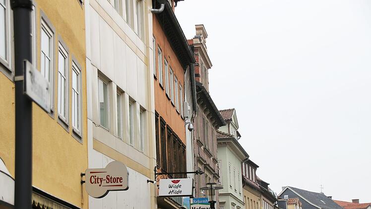 Zwei Videokameras sollen die Sicherheit im Coburger Steinweg in den Abend und Nachtstunden verbessern. Installiert wurden sie bereits an den dafür vorgesehen beiden Gebäuden. Der Probebetrieb soll am 1. April beginnen und bis Ende Mai laufen.Foto: Jochen Berger