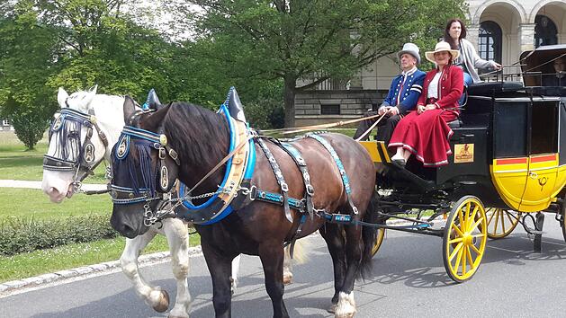 Hoch auf dem gelben Wagen sind Angelina und Hans-J&uuml;rgen M&uuml;ller regelm&auml;&szlig;ig mit ihren G&auml;sten unterwegs. Die neue Postkutschenlinie f&auml;hrt ab sofort immer mittwochs von Eckarts &uuml;ber das Staatsbad in die Stadt Bad Br&uuml;ckenau und zur&uuml;ck. Fotos: Rolf Pralle