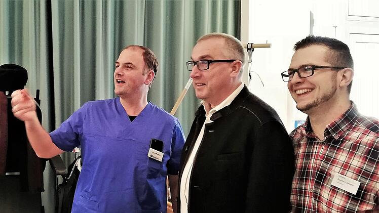Bad Bocklets Bürgermeister Andreas Sandwall (Mitte) und Messe-Organisator Raphael Langer im Gespräch mit Pflegedienst-Unternehmer Michael Wehner