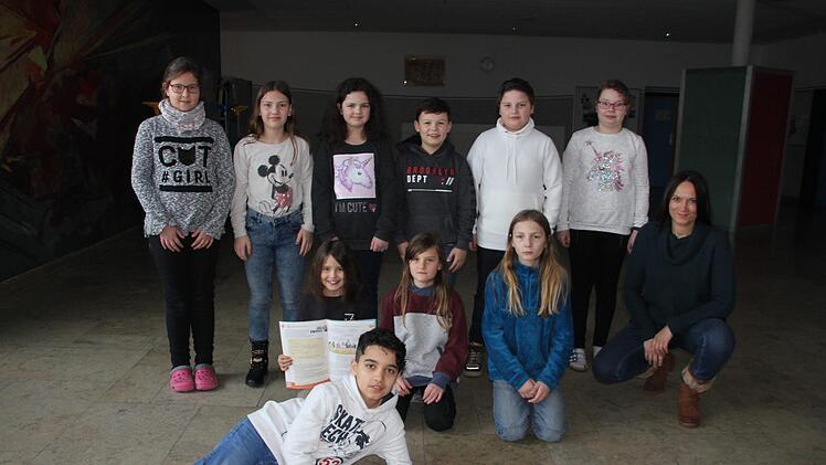 Für die Schüler der Klasse 4 a der Mittelschule Windheim geht die Sicherheit vor ein Spielgerät. Mit im Bild ihre Lehrerin Silke Müller (rechts knieend.)