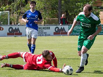 Friesens Christian Brandt (gr&uuml;nes Trikot) umspielt den F&uuml;rther Keeper Markus Kredel und macht seinen zweiten Treffer, der zugleich sein letzter im Dress des SV Friesen sein wird.  Foto: Heinrich Wei&szlig;