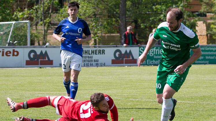 Friesens Christian Brandt (gr&uuml;nes Trikot) umspielt den F&uuml;rther Keeper Markus Kredel und macht seinen zweiten Treffer, der zugleich sein letzter im Dress des SV Friesen sein wird.  Foto: Heinrich Wei&szlig;