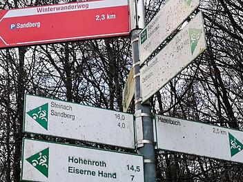 Auf den Schildern der Rad- und Mountainbike-Routen wird die Gemeinde Sandberg durchaus erwähnt. Doch Radwege im Gemeindegebiet gibt es noch keine.  Foto: Marion Eckert