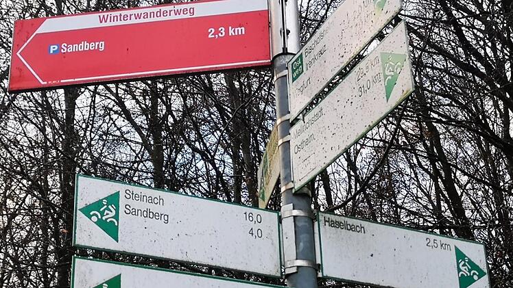Auf den Schildern der Rad- und Mountainbike-Routen wird die Gemeinde Sandberg durchaus erwähnt. Doch Radwege im Gemeindegebiet gibt es noch keine.  Foto: Marion Eckert