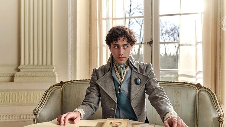 Die ARD pr&auml;sentiert eine neue Verfilmung aus der Reihe "Sechs auf einen Streich": "Das M&auml;rchen vom Schwanensee". Im Mittelpunkt steht Prinz Friedrich (Riccardo Campione), der im Zauberwald auf ein geheimnisvolles Schwanenm&auml;dchen trifft.