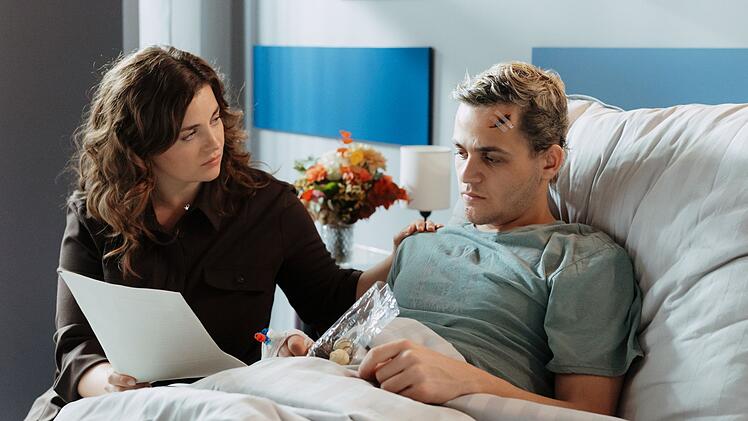 Lilli Gruber (Ronja Forcher) im Gewissenkonflikt: Soll sie Xaver Hofinger (David Ali Rashed) gestehen, dass f&uuml;r seinen Unfall eine Mitverantwortung tr&auml;gt?