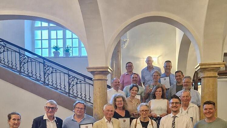 Unser Bild zeigt B&uuml;rgermeister Jan Marberg und die geehrten Stadtratsmitglieder.