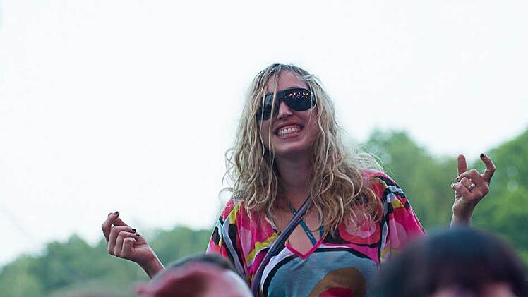 Das Publikum feiert und rockt mit.