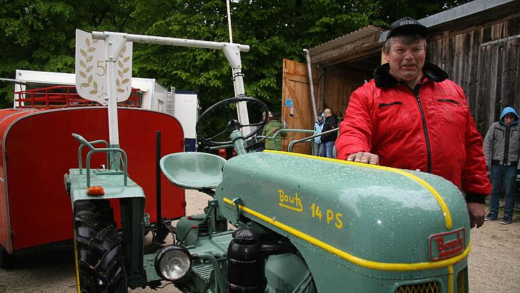 Wolfgang Abé hat an seinem 14er Bautz die Feuerwehrspritze hängen. "So ist das bei uns auf dem Land", sagt Abé. Die Spritze stammt übrigens aus dem Jahr 1963 - und feiert heute Jubiläum.