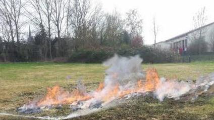 Am 31. März brandete es auf einer Wiese in der Lichtenfelser Mainau, hinter einem Drogeriemarkt. Laut Polizei waren Feuerwerkskörper die Ursache. Foto: Feuerwehr Lichtenfels