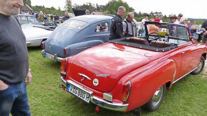 Ein schönes Wartburg-Cabrio neben einem alten Volvo Foto: Georg Wolf